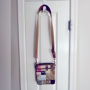 Coach crossbody/shoulder,adjustable strap. Very good condition.Approx 7.5 x 9“.